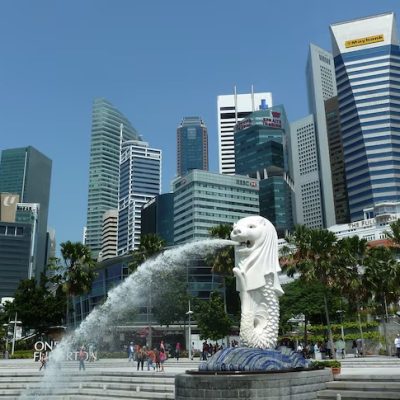 Lion fountain with skyscraper behind in Singapore